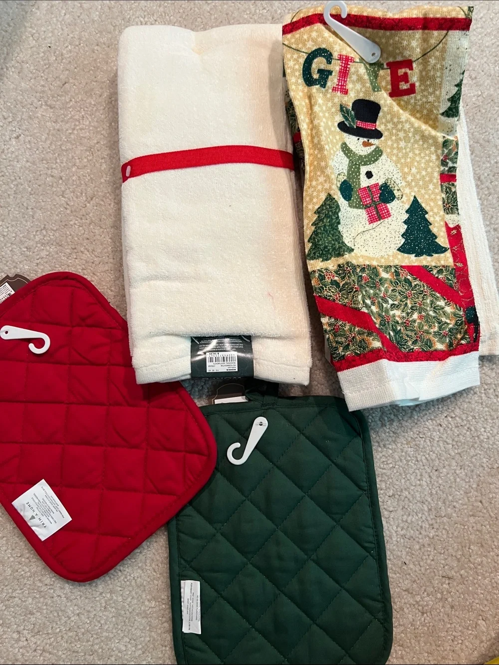 Bundle Christmas Kitchen Towels and Potholders- NWT